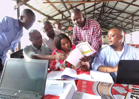 In this 2018 meeting in Tshopo province, WRI supported the Congolese government in conducting several public consultations with provincial stakeholders on the development of enforcement measures related to the country's Nature Conservation Act.
