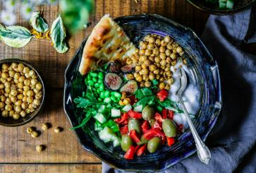 Vegetarian bowl with chickpeas and vegetables.